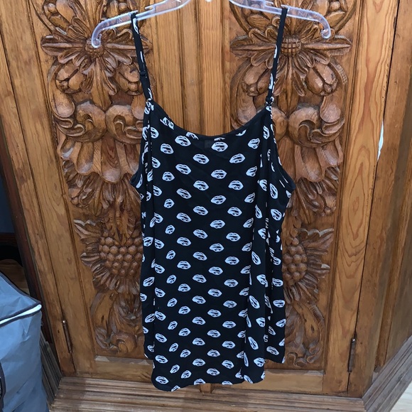 EUC Torrid size 1 black white lip print tank top - Picture 6 of 7
